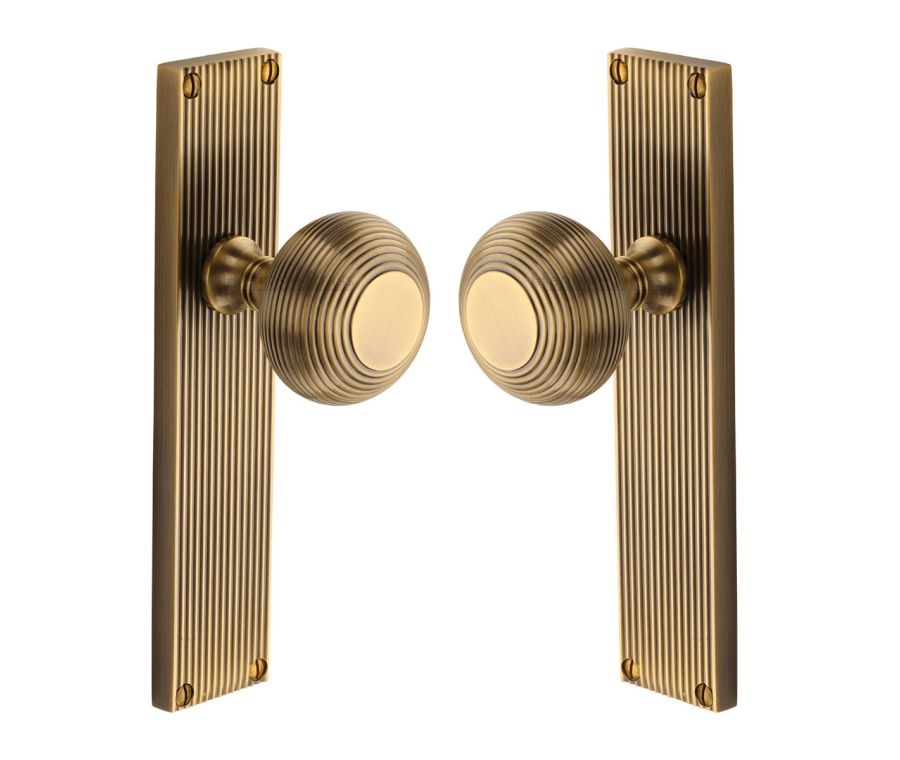 Heritage Brass Antique Brass Beehive Door Knob on Reeded Plate - Latch Set
