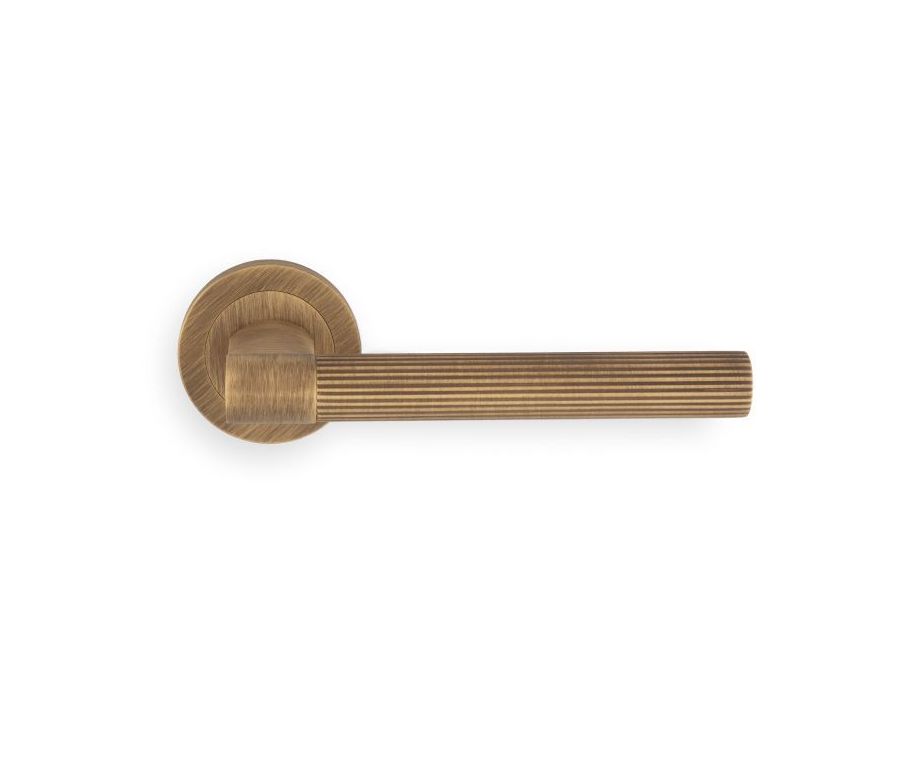 Set Manital Antique Brass Hey Riga Lever Furniture on round rose | HR5AB