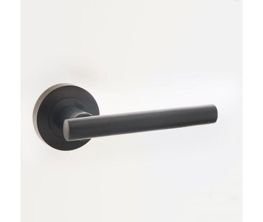 Frelan Petra MB lever on rose