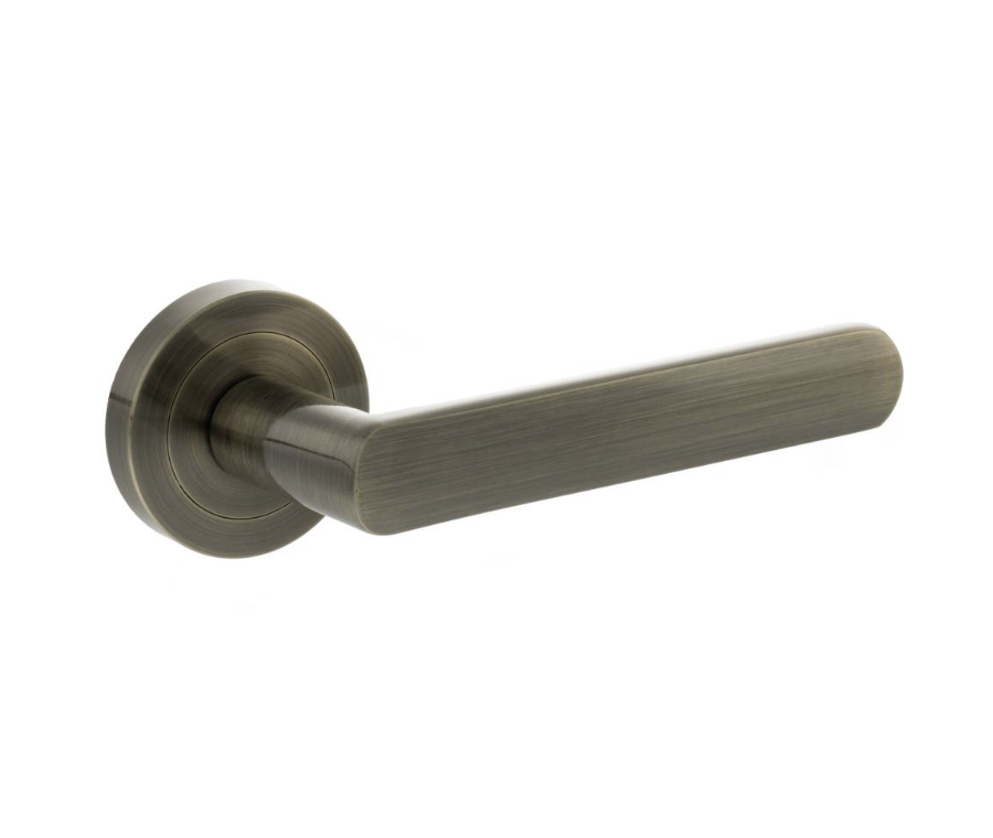 Set Status Antique Brass Carolina Lever on Round Rose | S42RAB