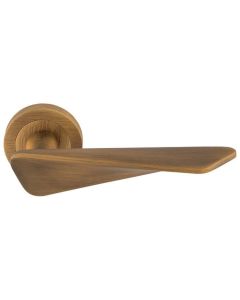 Set Manital Antique Brass Intona Lever Furniture on round rose | IN5AB